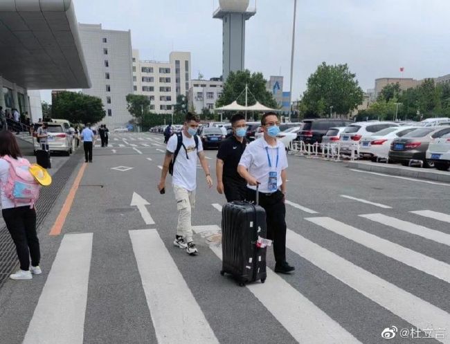 片刻之后，她再度伸出手，用手指在积雪上，写下了两个漂亮的汉字，这两个汉字，便是叶辰的名字。